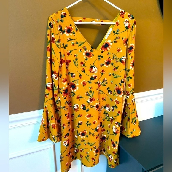 Andree by Unit Yellow Floral Mini Dress Deep V Size Medium - Picture 1 of 4